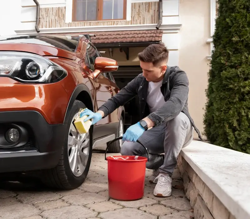 Lavage auto à domicile Ercheu : professionnel intervenant sur un véhicule